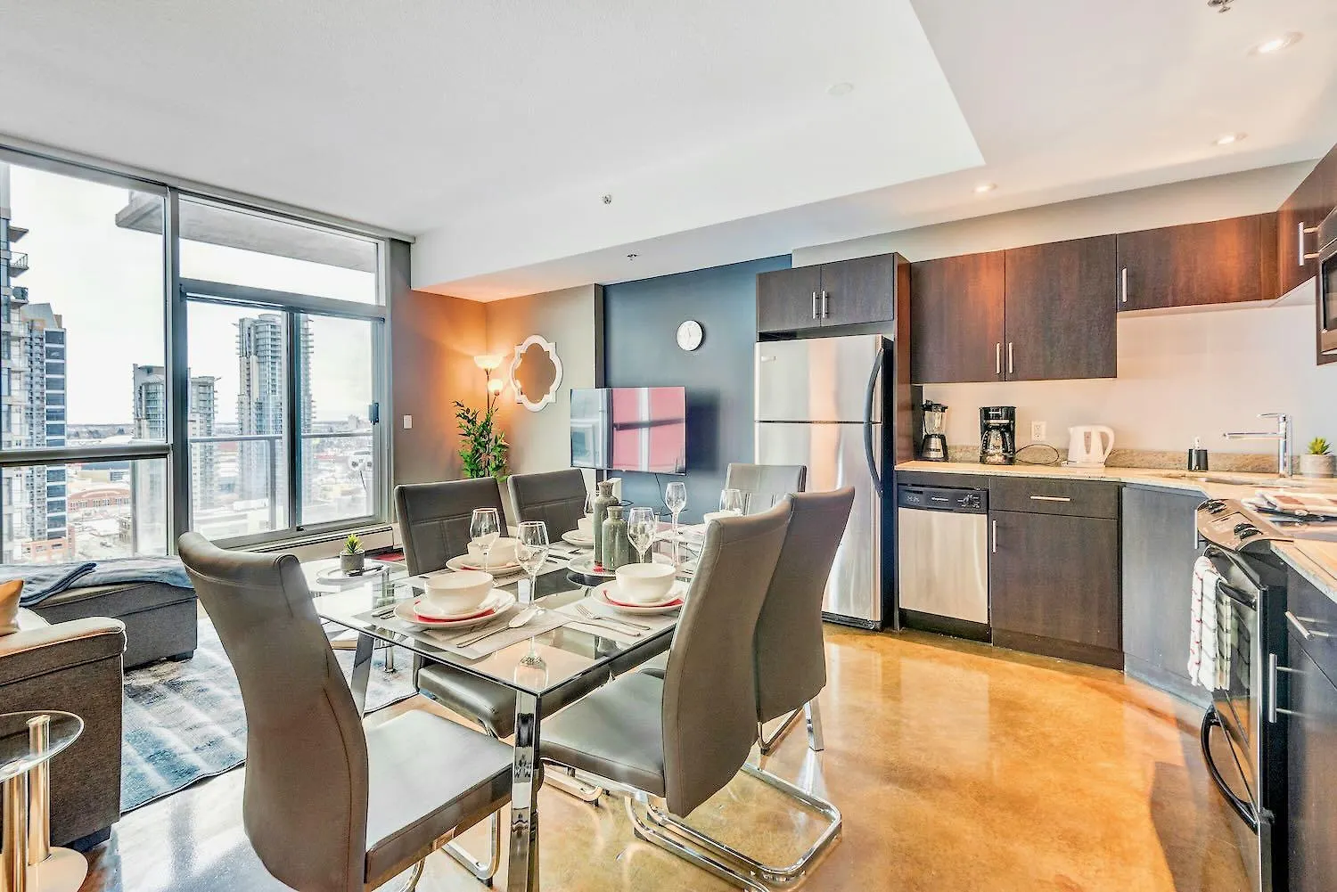 Modern 2Br Condo - King Bed - Downtown City Views YYC 0*,  Kanada