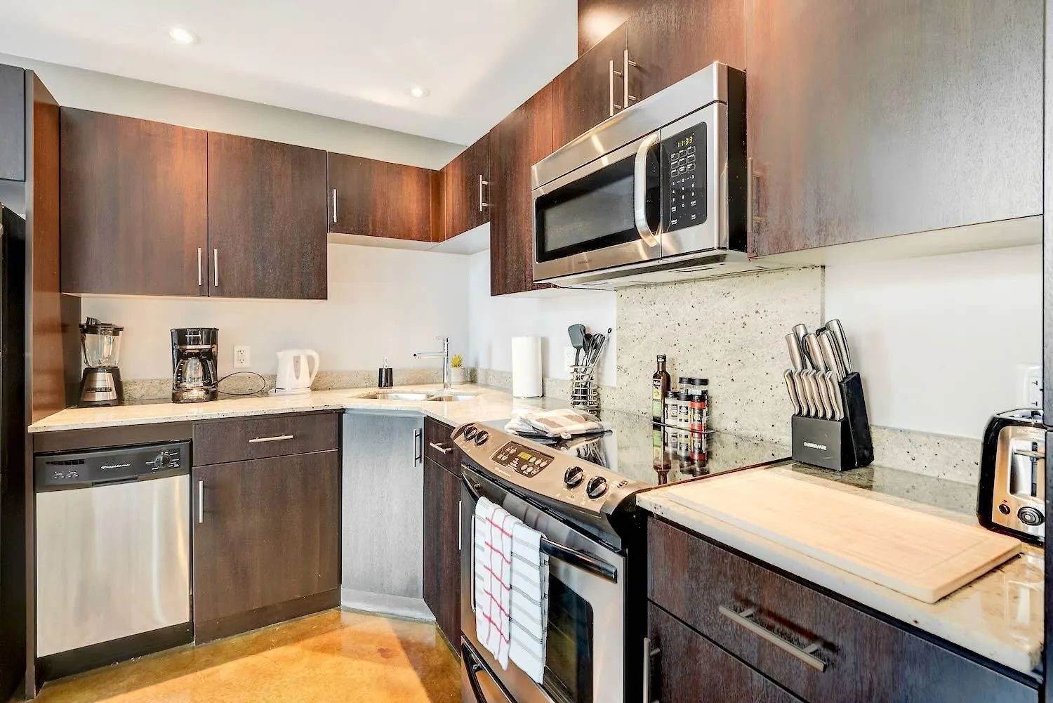 Ferienhaus Modern 2Br Condo - King Bed - Downtown City Views YYC Kanada